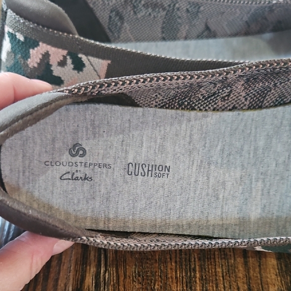 New Cloudsteppers by Clarks. Pink,Olive,White Camo Patterned Flats W/ Bow (Sz.8) - Picture 4 of 14